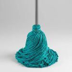 Trapeador de microfibra española 100% original y de excelente calidad, ligero y fácil de exprimir, no guarda olores ni se decolora. Dura hasta 4 veces más que un trapeador convencional y con su bastón metálico de 138 cm favorece a la comodidad a la hora de trapear.